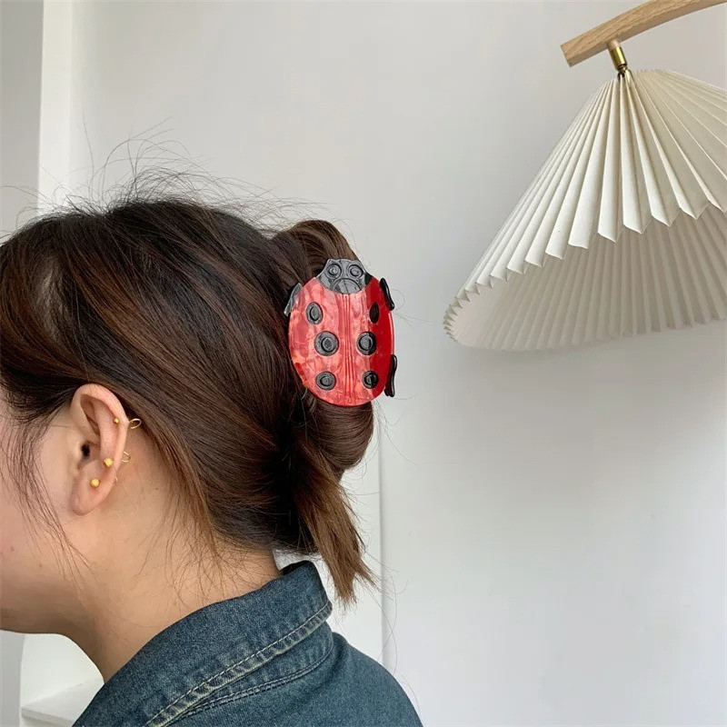 Gran Pinza para Pelo Mariquita – Elegancia & Estilo Natural