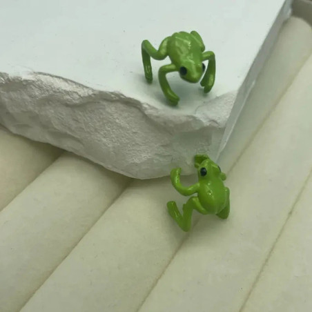 Pendientes Rana Esmeralda – Elegancia y Originalidad