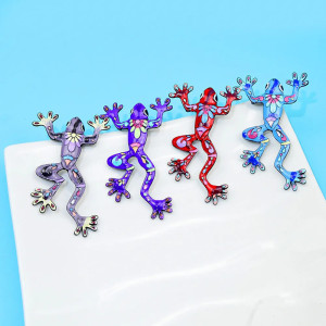 Broche Rana ‘Reflejos Acuáticos’ - Joya Elegante y Colorida