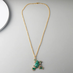 Collar Rana Destello Encantado – Joya Original y Divertida