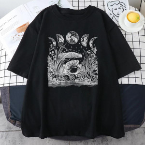Camiseta Rana Luz de Luna Mística | Diseño Lunar y Naturaleza