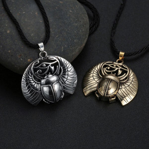 Collar Escarabajo Místico Único – Ojo de Horus Protector