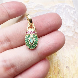 Colgante Escarabajo Solar – Plata 925 & Piedras de Colores