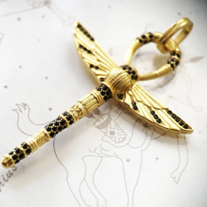 Colgante Ankh Escarabajo Oro – Plata 925 Dorada y Piedras Negras