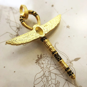 Colgante Ankh Escarabajo Oro – Plata 925 Dorada y Piedras Negras