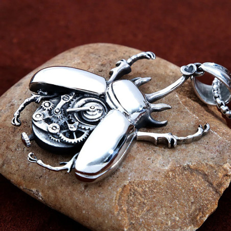 Colgante Escarabajo Steampunk Acero – Joya Mecánica Simbólica