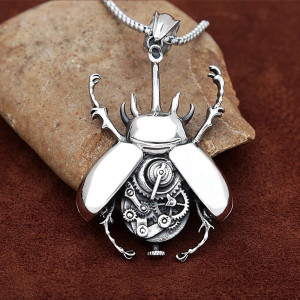 Colgante Escarabajo Steampunk Acero – Joya Mecánica Simbólica