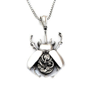 Colgante Escarabajo Steampunk Acero – Joya Mecánica Simbólica