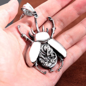 Colgante Escarabajo Steampunk Acero – Joya Mecánica Simbólica