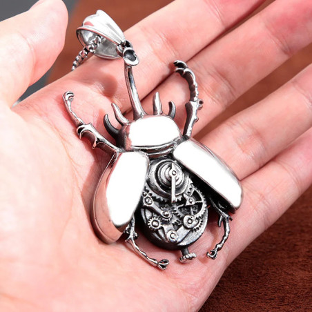 Colgante Escarabajo Steampunk Acero – Joya Mecánica Simbólica