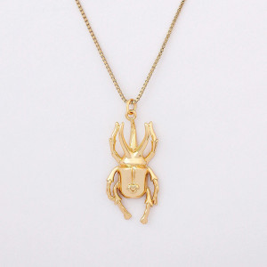 Collar Escarabajo Dorado con Corazón – Joya Elegante y Única