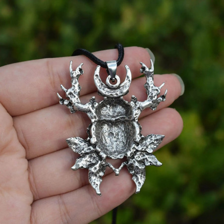 Collar Escarabajo Místico – Luna, Hojas y Estrella Grabada