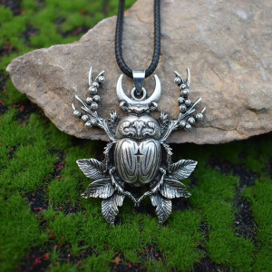Collar Escarabajo Místico – Luna, Hojas y Estrella Grabada