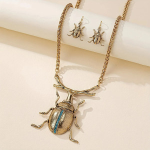 Collar Escarabajo Elegancia Real – Conjunto Dorado con Pendientes