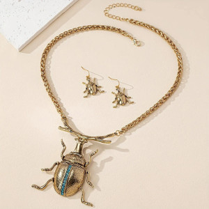 Collar Escarabajo Elegancia Real – Conjunto Dorado con Pendientes