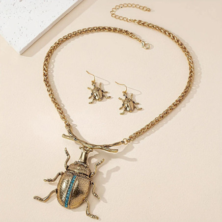 Collar Escarabajo Elegancia Real – Conjunto Dorado con Pendientes