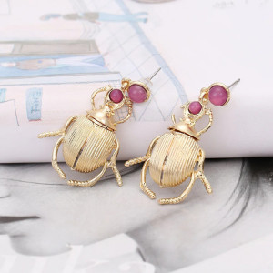 Pendientes Escarabajo Real Rubí – Joya Dorada & Piedra Mística