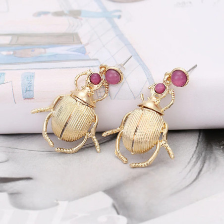 Pendientes Escarabajo Real Rubí – Joya Dorada & Piedra Mística