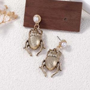 Pendientes Escarabajo Dorado con Perla – Joya Vintage Chic