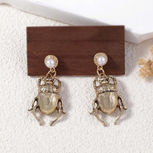 Pendientes Escarabajo Dorado con Perla – Joya Vintage Chic