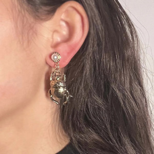 Pendientes Escarabajo Dorado con Perla – Joya Vintage Chic