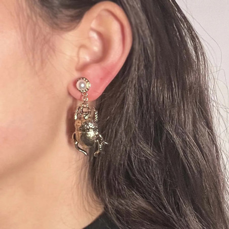 Pendientes Escarabajo Dorado con Perla – Joya Vintage Chic