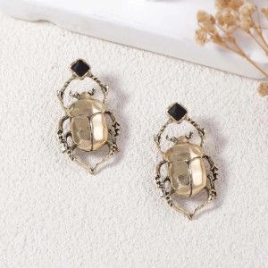 Pendientes Escarabajo Real Oscuro – Elegancia Negra & Simbolismo
