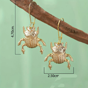 Pendientes Escarabajo Dorado Majestuoso – Joya Solar y Simbólica