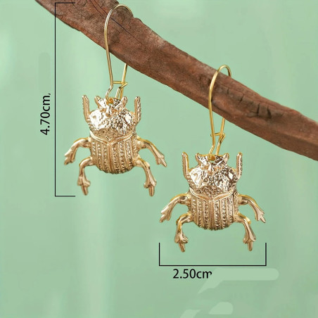 Pendientes Escarabajo Dorado Majestuoso – Joya Solar y Simbólica