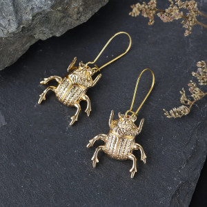 Pendientes Escarabajo Dorado Majestuoso – Joya Solar y Simbólica