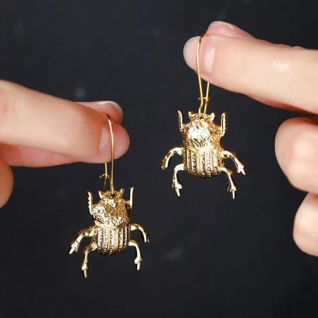 Pendientes Escarabajo Dorado Majestuoso – Joya Solar y Simbólica