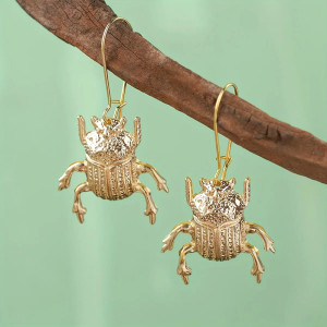 Pendientes Escarabajo Dorado Majestuoso – Joya Solar y Simbólica