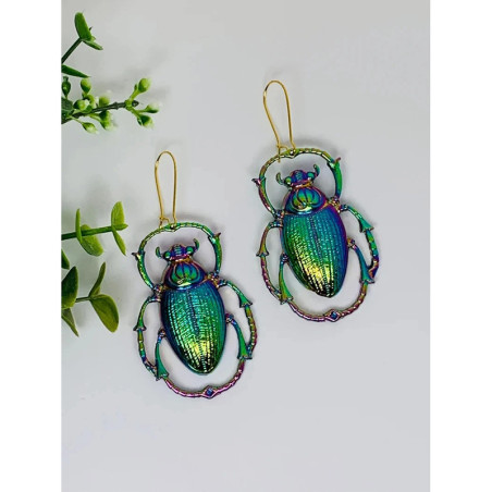 Pendientes Escarabajo Iridiscente Místico – Reflejos Arcoíris