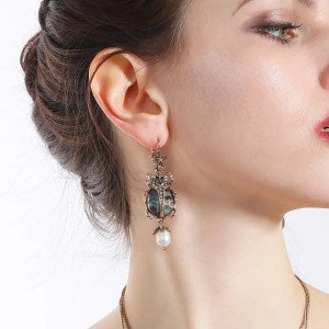 Pendientes Escarabajo Nácar Estrellado – Elegancia Cósmica