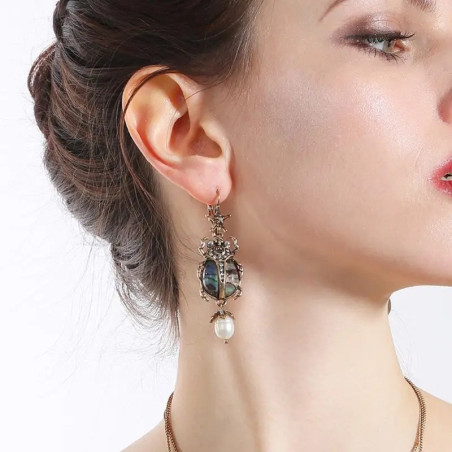 Pendientes Escarabajo Nácar Estrellado – Elegancia Cósmica