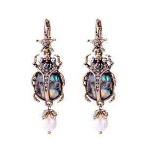 Pendientes Escarabajo Nácar Estrellado – Elegancia Cósmica