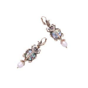 Pendientes Escarabajo Nácar Estrellado – Elegancia Cósmica