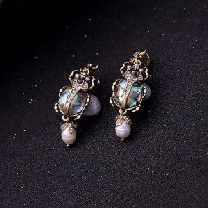 Pendientes Escarabajo Nácar Estrellado – Elegancia Cósmica