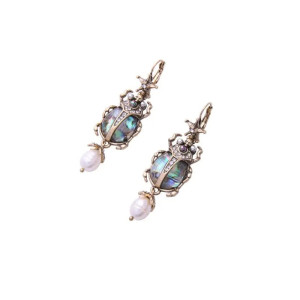 Pendientes Escarabajo Nácar Estrellado – Elegancia Cósmica