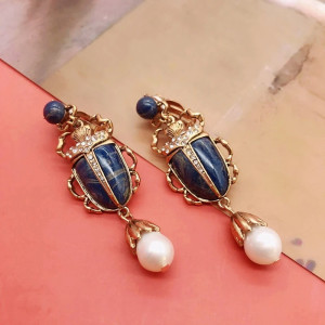 Pendientes Escarabajo Azul Real & Perla – Joya Antigua Lujosa