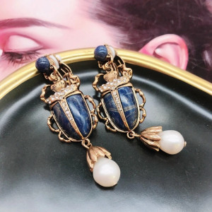 Pendientes Escarabajo Azul Real & Perla – Joya Antigua Lujosa