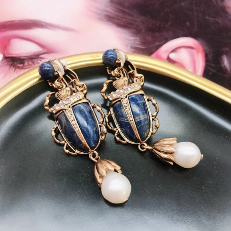 Pendientes Escarabajo Azul Real & Perla – Joya Antigua Lujosa