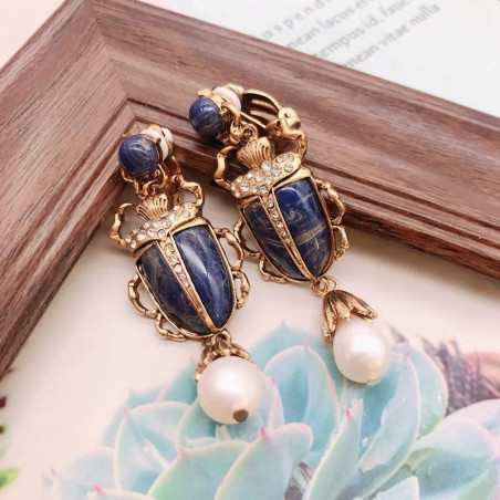 Pendientes Escarabajo Azul Real & Perla – Joya Antigua Lujosa