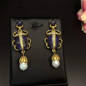 Pendientes Escarabajo Azul Real & Perla – Joya Antigua Lujosa