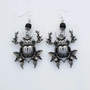 Pendientes Escarabajo Botánico Místico – Joya Tótem & Bruja Verde