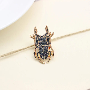 Broche Escarabajo Negro Imperial – Elegancia Esmaltada y Simbólica