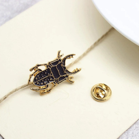 Broche Escarabajo Negro Imperial – Elegancia Esmaltada y Simbólica