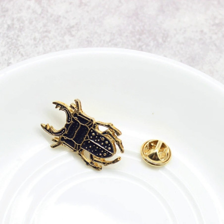 Broche Escarabajo Negro Imperial – Elegancia Esmaltada y Simbólica