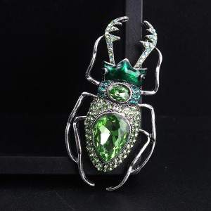 Broche Escarabajo Esmeralda – Joya Verde Única y Misteriosa
