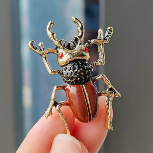 Broche Escarabajo Castaña – Elegancia Bosque & Mandíbulas Doradas